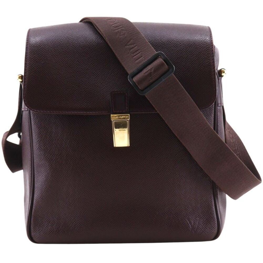 Louis Vuitton Yaranga Messenger Taiga Leather Burgundy Leather Handbag